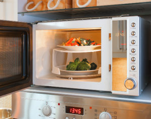 Köögiviljade kiire küpsetamine mikrolaineahjus tagab väikese vitamiini ja kiudainete kao.