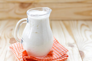 Keefir ja muud hapendatud piimatooted nagu pett ja maitsestamata jogurt toetavad seedimise mikrofloorat.