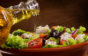 Oliiviõli aitab salatile lisada kasulikke rasvu, mida keha vajab.